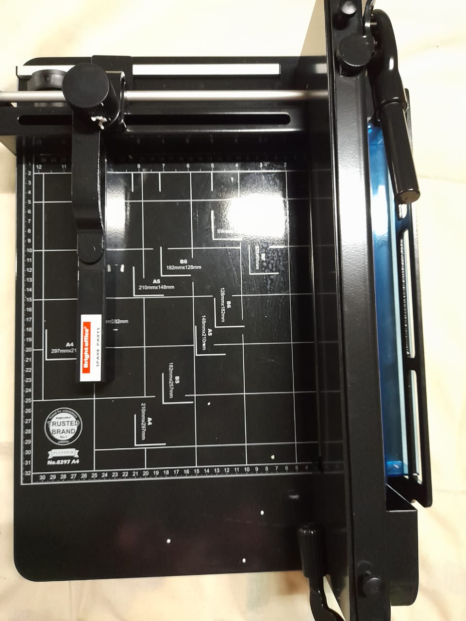 Guillotine paper cutter